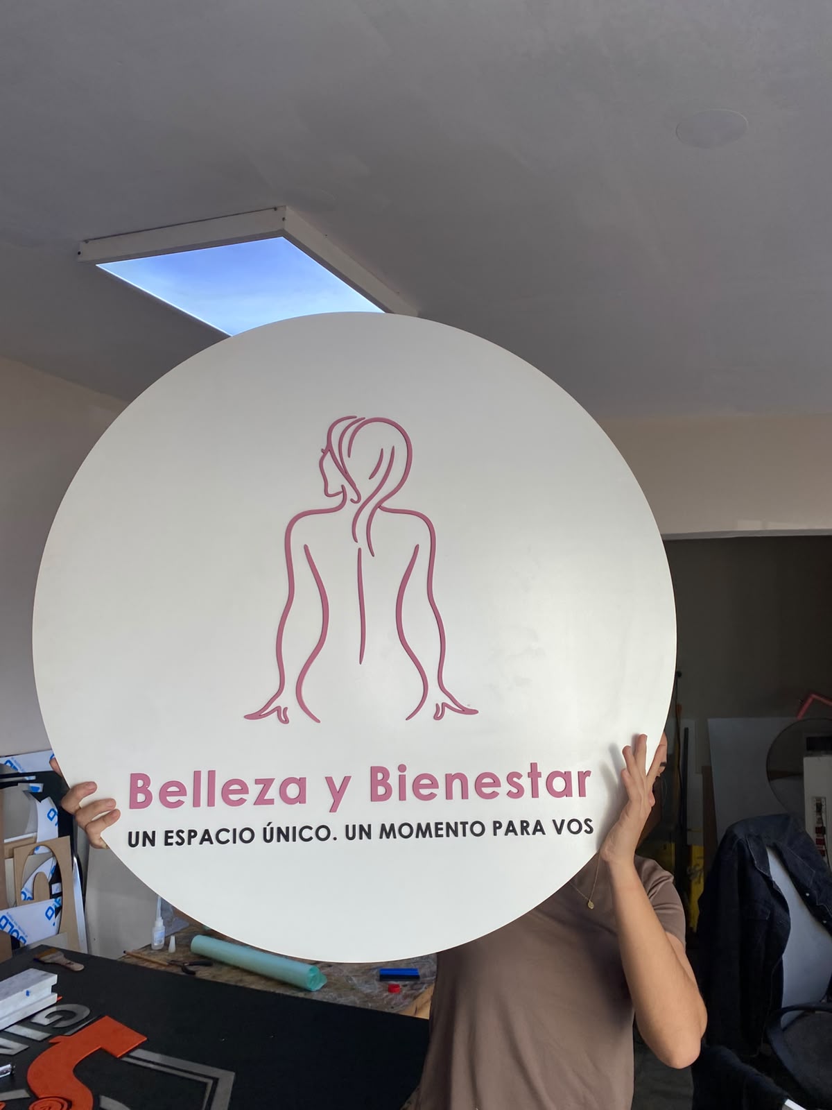 Cartel Belleza y Bienestar, MDF blanco con relieve rosa
