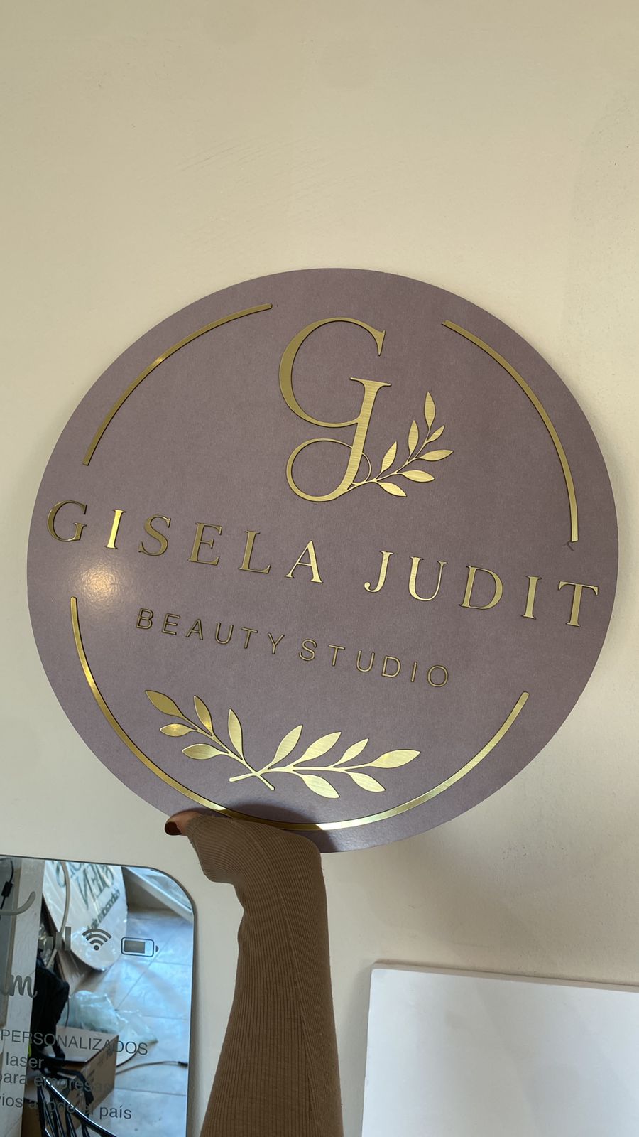 Cartel Gisela Judit Beauty Studio, MDF con relieve dorado